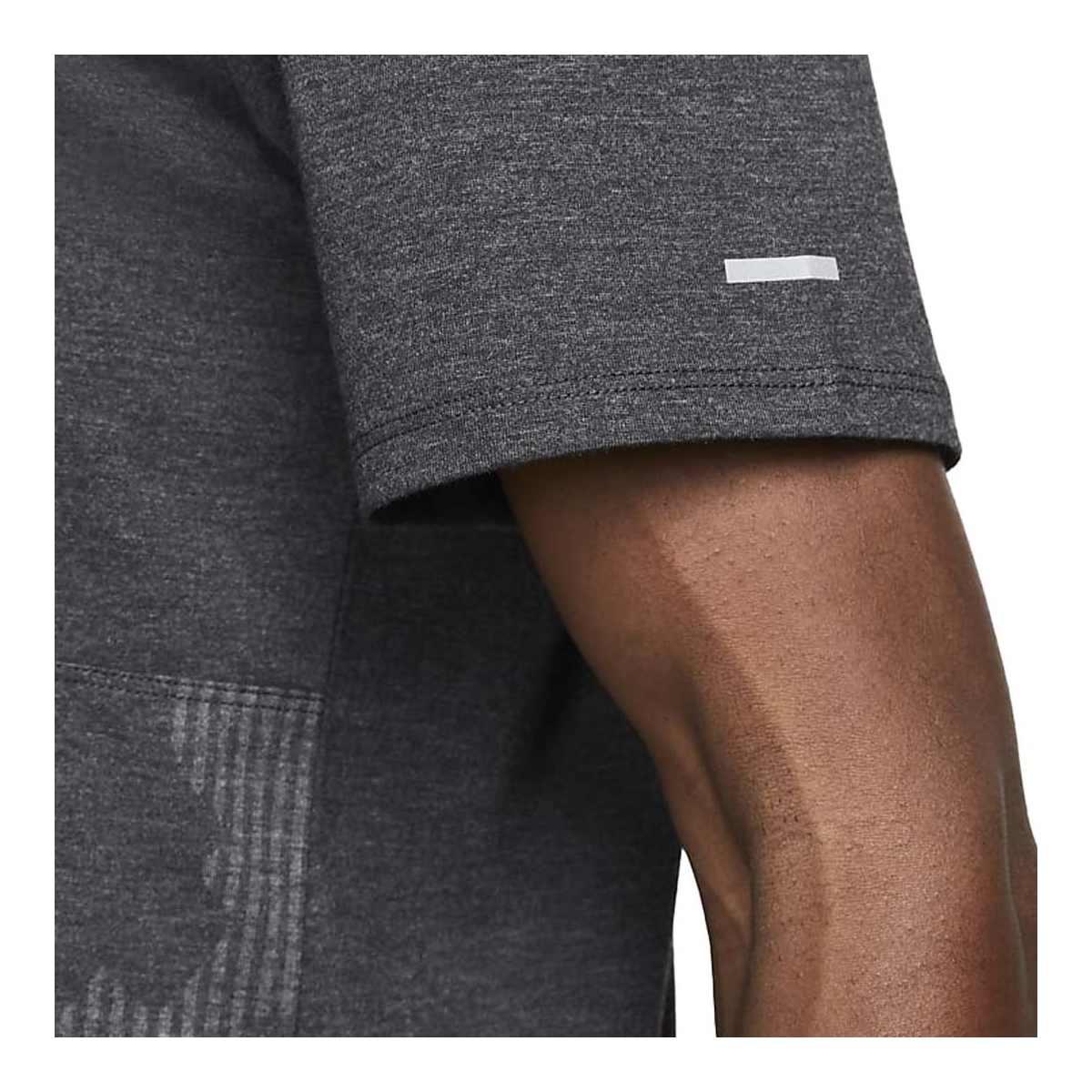 T-SHIRT RUNNING UOMOSWOOSH RUN DIVISION -  Black Heather/Reflective Silver